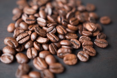棕色的咖啡豆在灰色的表面
